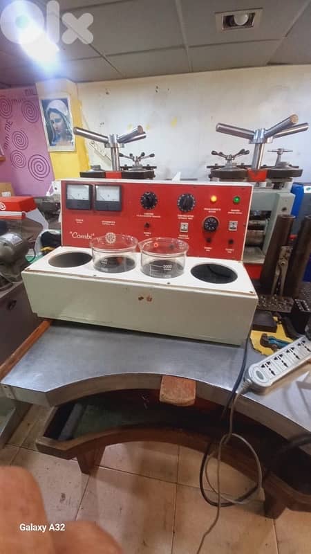 Chubb safe 1 ton made in england and jewelery machines 8