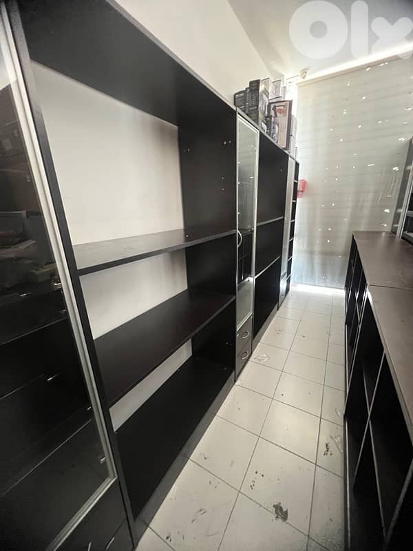 ديكور محل خشب يصلح ل محل  فوبيجو او العاب او اي شيئ بحالة جيدة جدًا 1