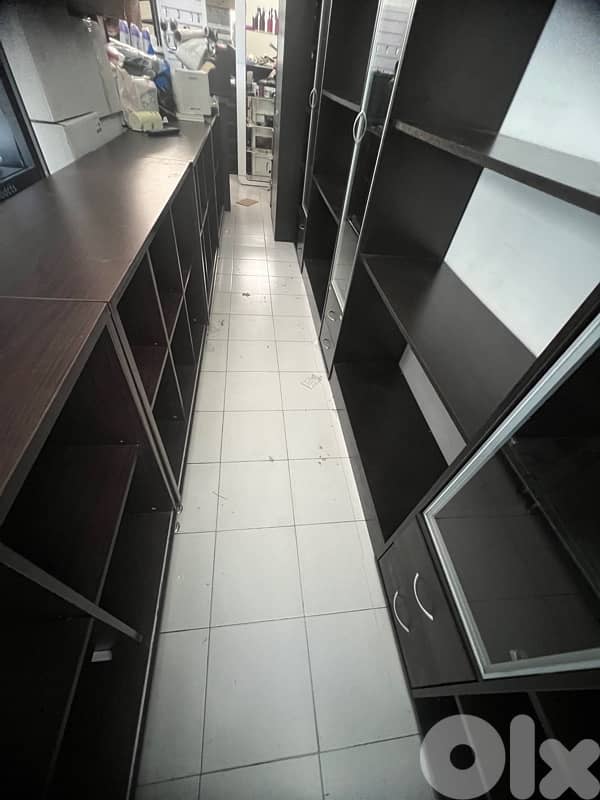 ديكور محل خشب يصلح ل محل  فوبيجو او العاب او اي شيئ بحالة جيدة جدًا 2