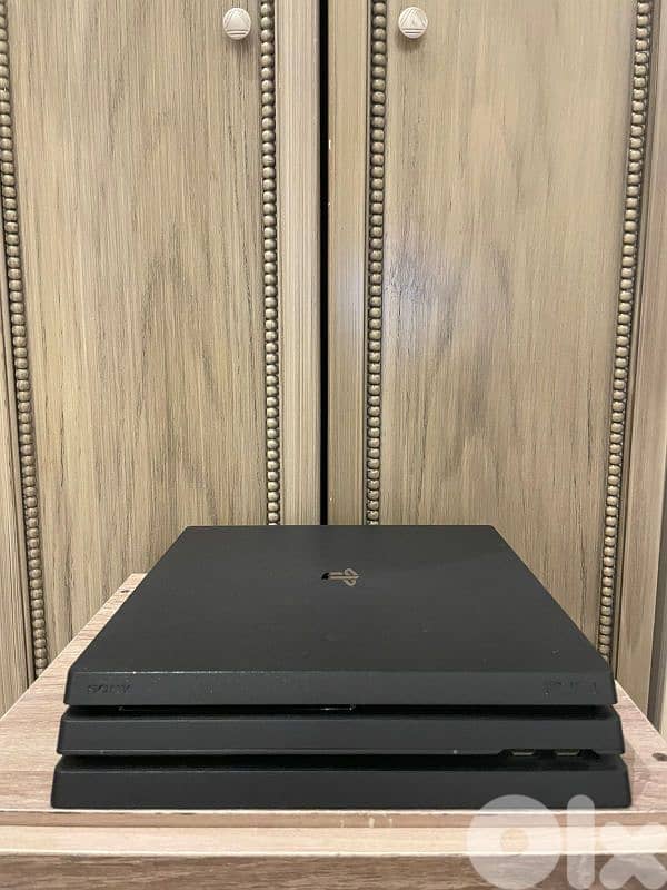 PlayStation 4 Pro with 1 original controller -- Excellent Condition 0