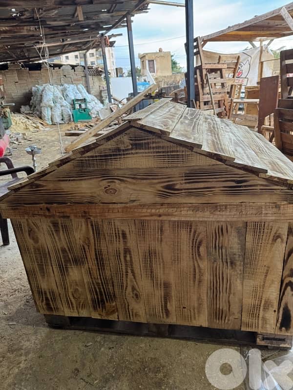 wooden dog house 0