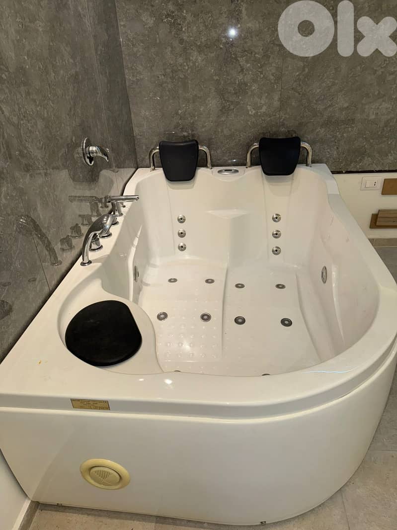 Jacuzzi Bathtub 0