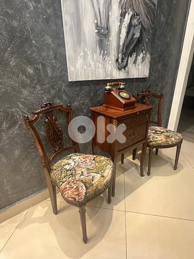 bahu and 2 chairs