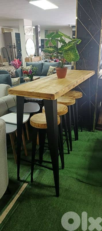 بار مع كراسي خشب سويدي. Bar with chairs