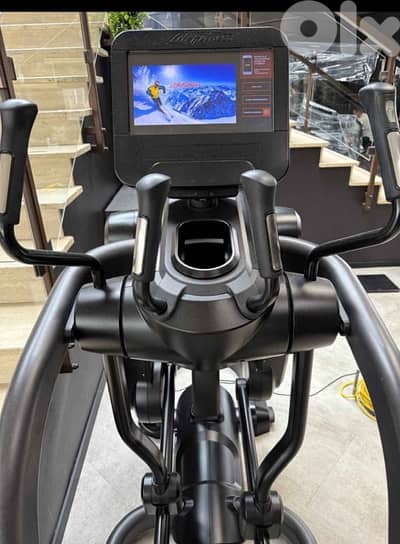 2 Life Fitness Discover SE 95FS Elevation Flexstrider Fitness like new