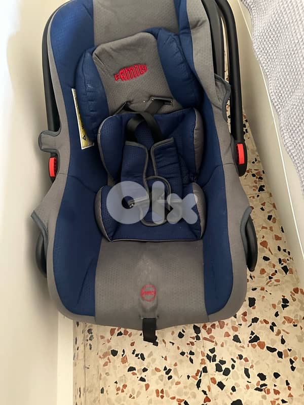 car seat with base 0