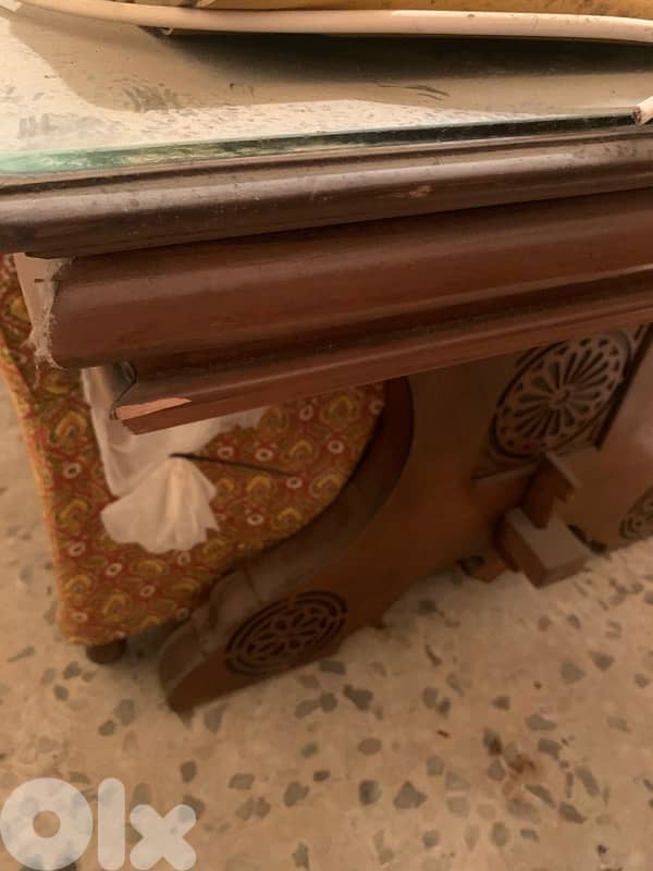 طاولة  سفره  كاملة شبه جديدة 9