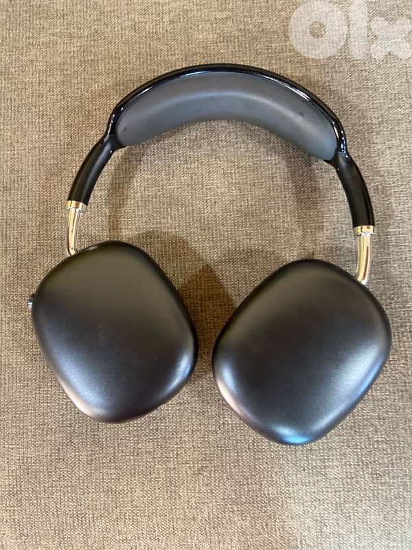 black AirPod max 0