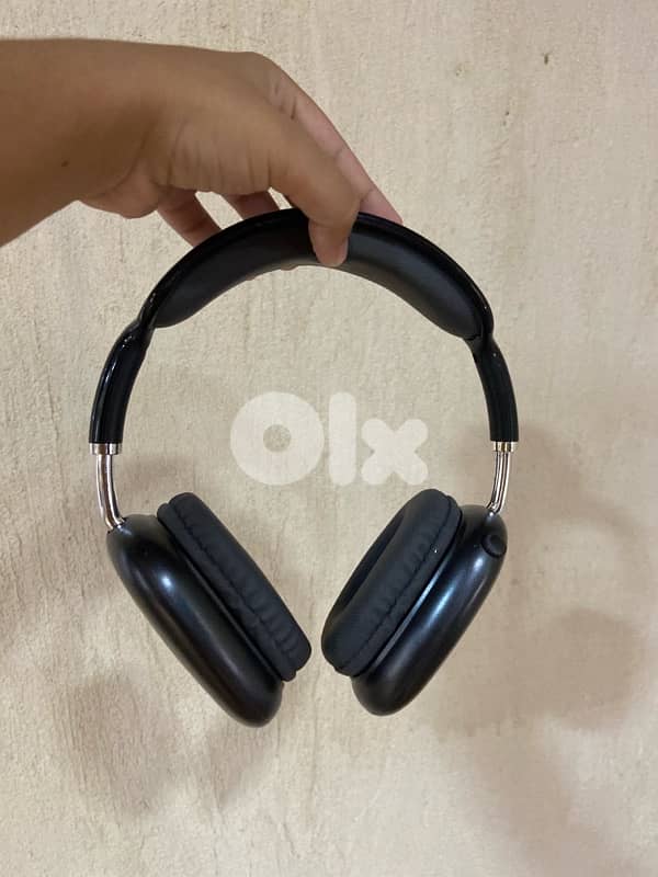 black AirPod max 3