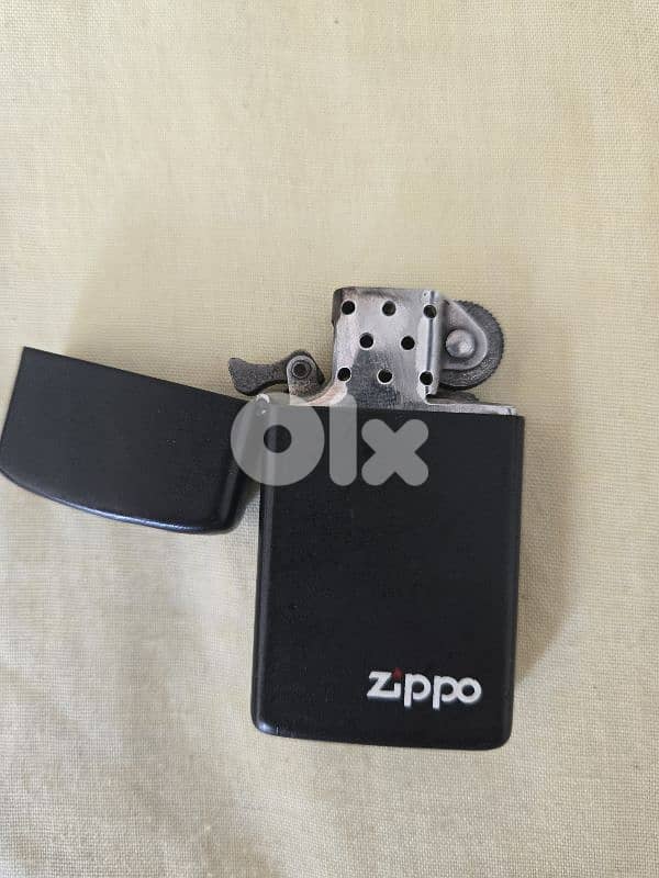 Collection of: 2 pipes + Zippo 5