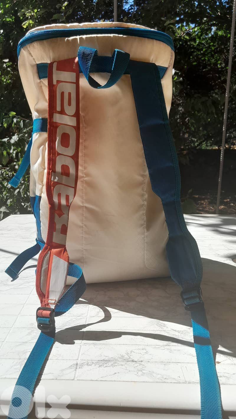 Babolat Evo Tennis Backpack offer with Tennis balls + 1 free overgrip. 3
