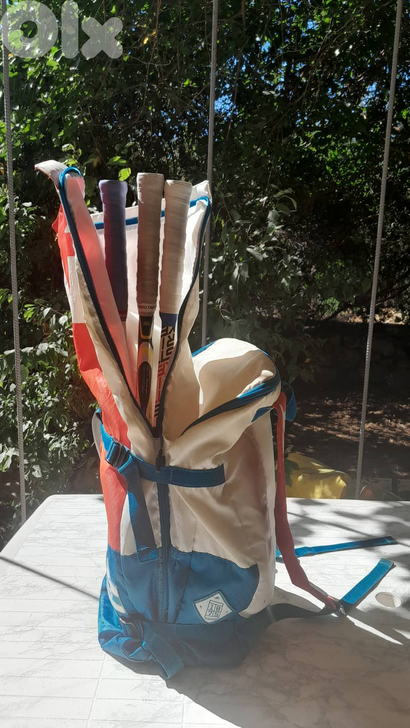 Babolat Evo Tennis Backpack offer with Tennis balls + 1 free overgrip. 4