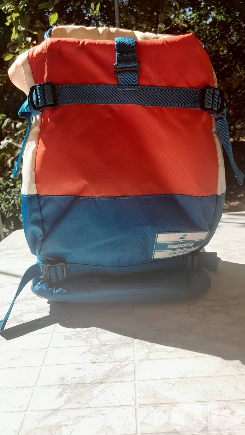 Babolat Evo Tennis Backpack offer with Tennis balls + 1 free overgrip. 6