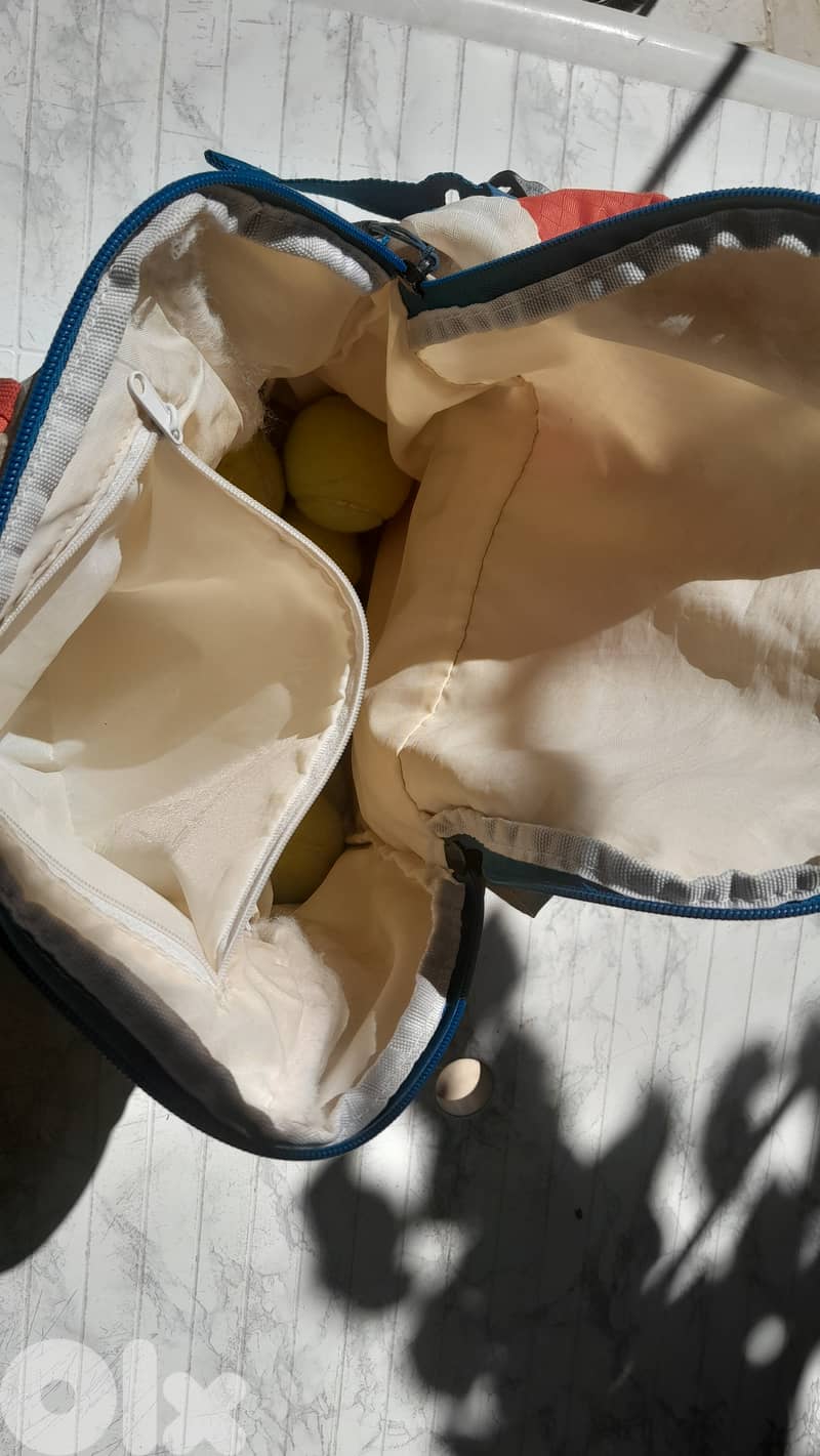 Babolat Evo Tennis Backpack offer with Tennis balls + 1 free overgrip. 7