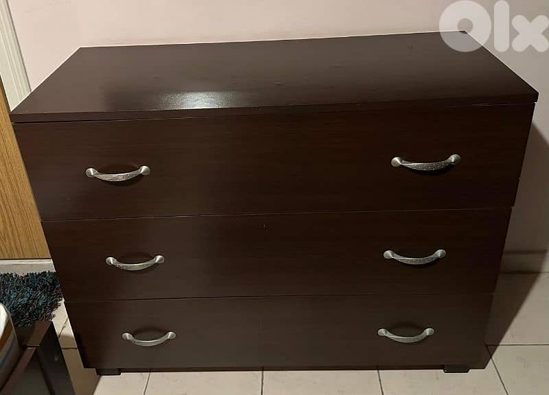 غرفة نوم للبيع ( تخت عدد 2/خزانة كبيرة/شيفونير/كومود 2