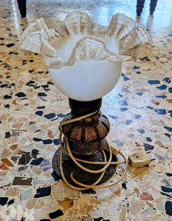 أباجورة طاولة كلاسيكية – قاعدة خشبية وزجاج مزخرف 0