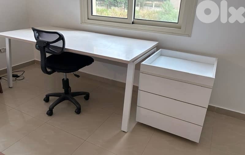 desk and chair 0