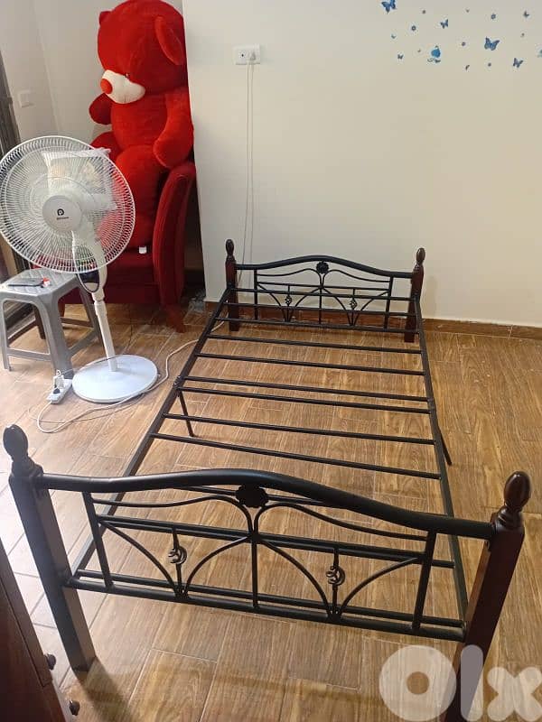 2 iron bed 0