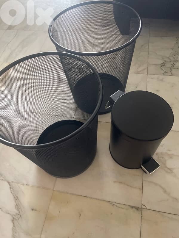 trash cans 0