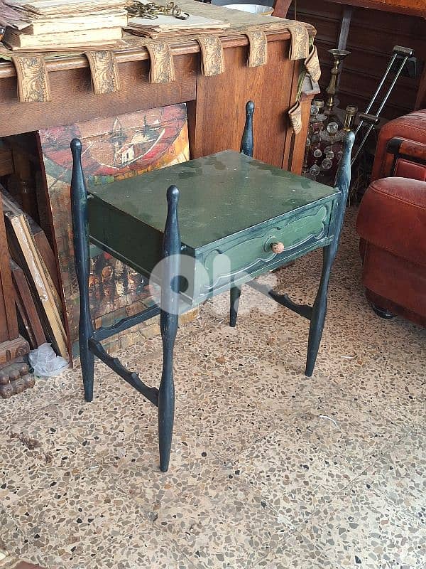 green wooden commode 0