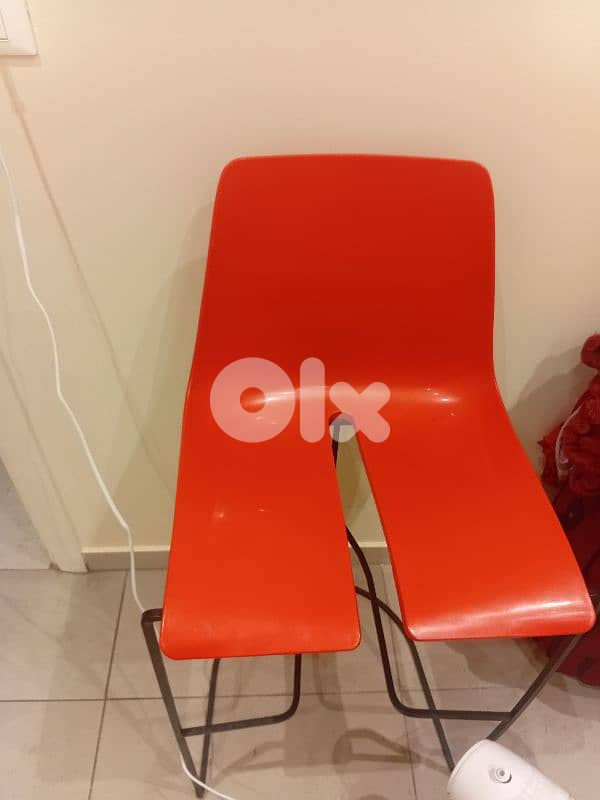 2 plastic chairs with metal 0
