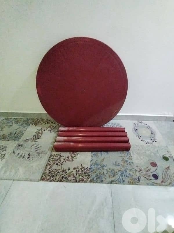 طاولة دائرية مستعملة قليلاً 2