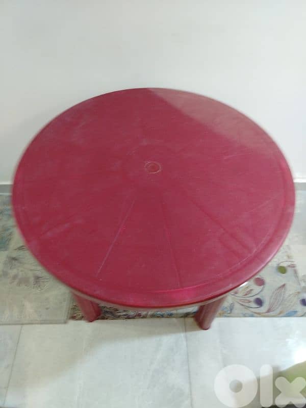 طاولة دائرية مستعملة قليلاً 4