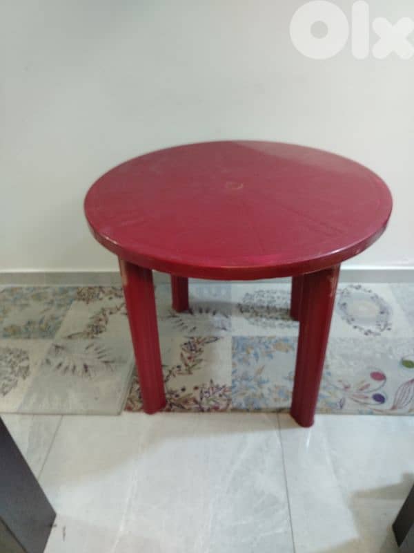 طاولة دائرية مستعملة قليلاً 6