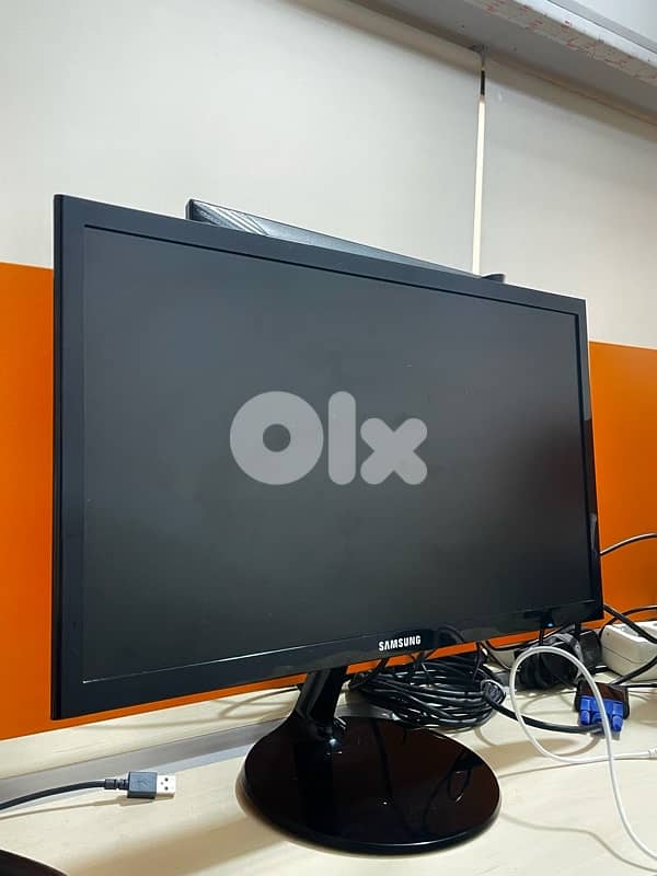 SAMSUNG LED MONITOR SCREEN 19inch + CONVERTER 0