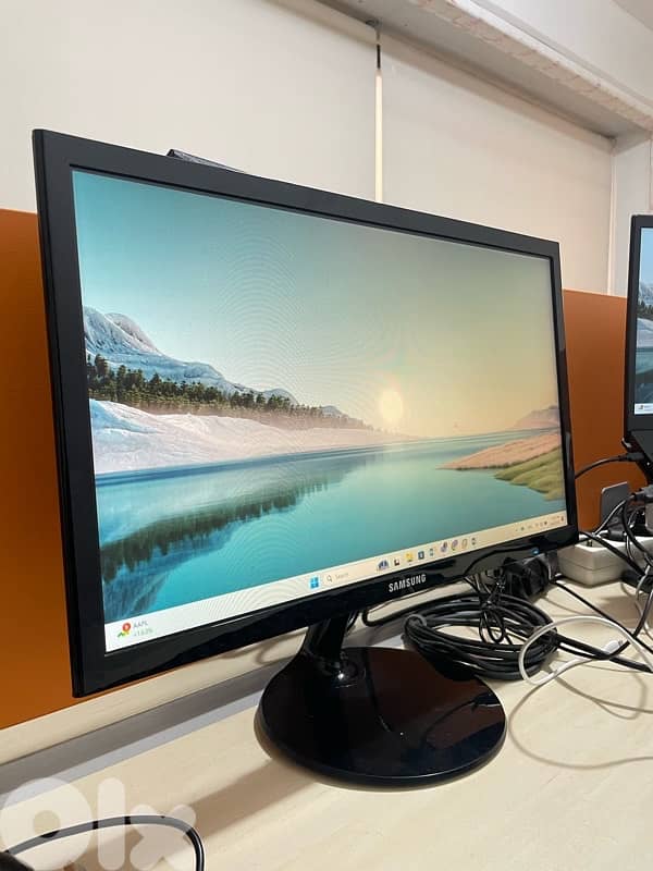 SAMSUNG LED MONITOR SCREEN 19inch + CONVERTER 1