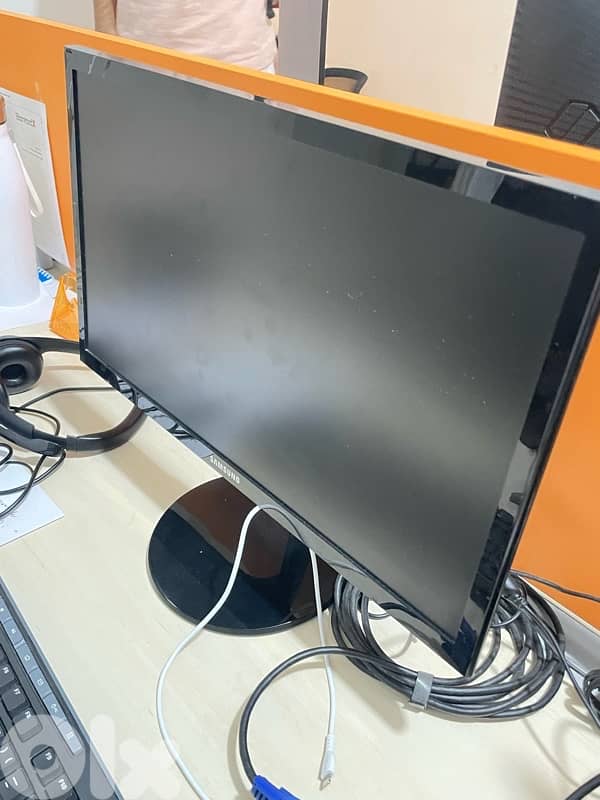 SAMSUNG LED MONITOR SCREEN 19inch + CONVERTER 2