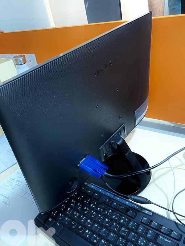 SAMSUNG LED MONITOR SCREEN 19inch + CONVERTER 3