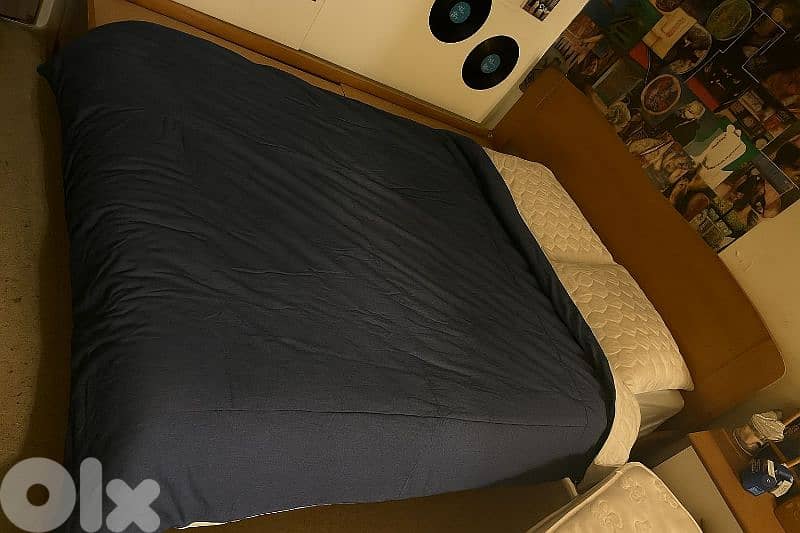Bed with 2 commodes 0