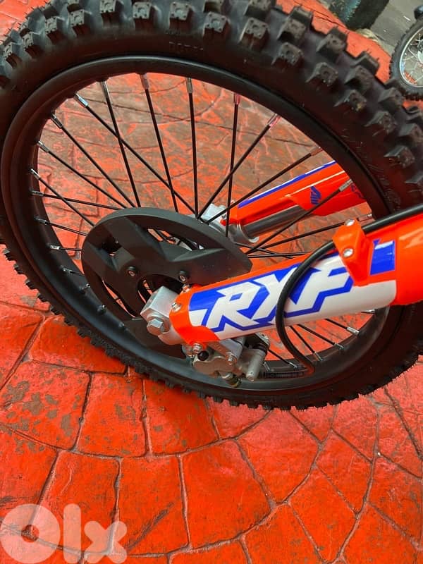 Apollo RXF 200 cc 0 km 18