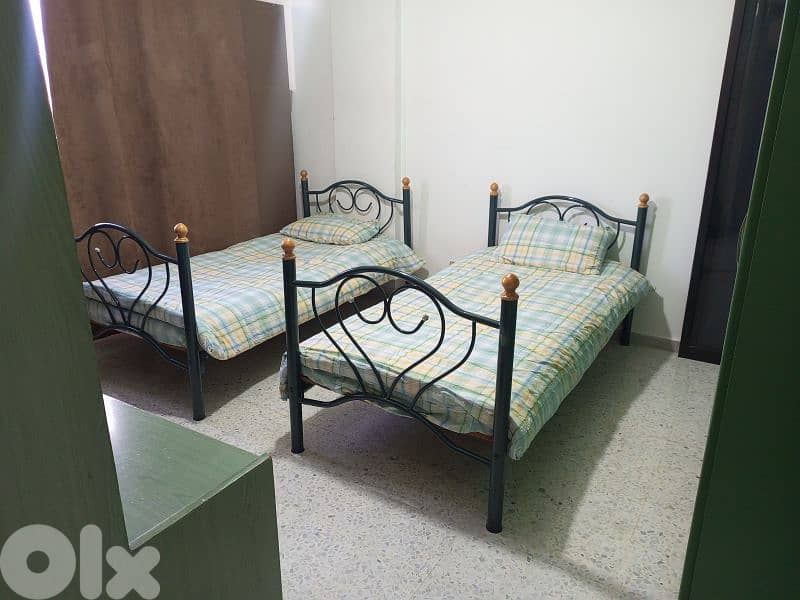 Excellent condition bedroom with mattresses and couvrelit 0