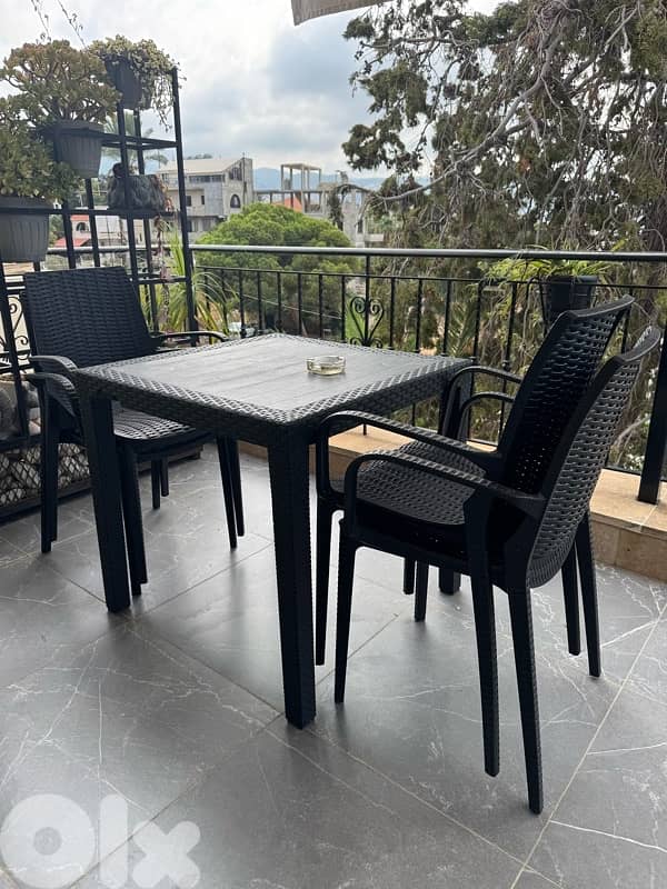 table and chairs 0