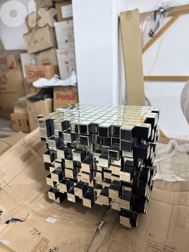 DESIGNER MIRRORED CUBE SIDE TABLE – LIKE NEW 0