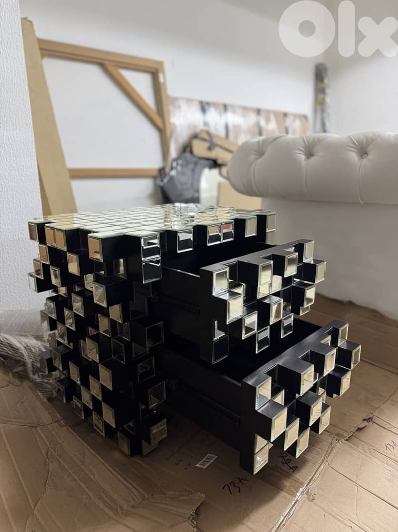 DESIGNER MIRRORED CUBE SIDE TABLE – LIKE NEW 1