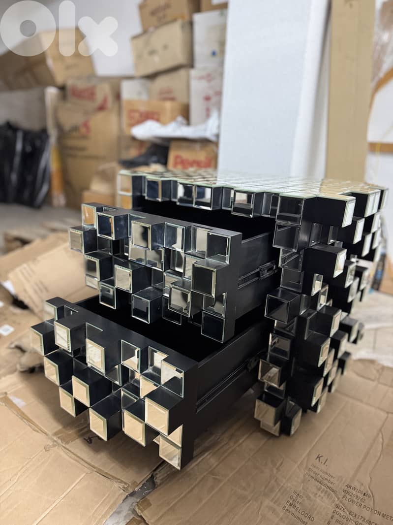 DESIGNER MIRRORED CUBE SIDE TABLE – LIKE NEW 3