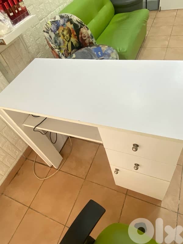 manicure table 0