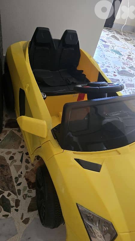 سيارة عل بطرية مع ريموت و بسكلات 0
