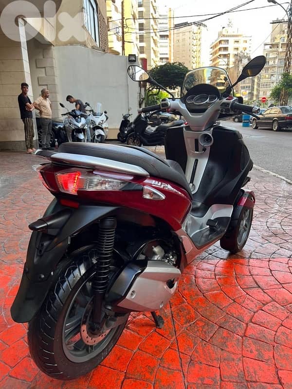 piaggio vespa Mp3 300 cc 4