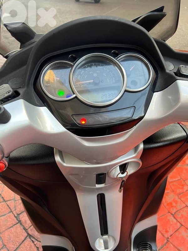 piaggio vespa Mp3 300 cc 5