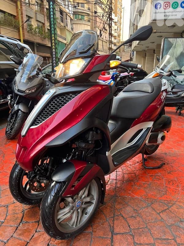 piaggio vespa Mp3 300 cc 9