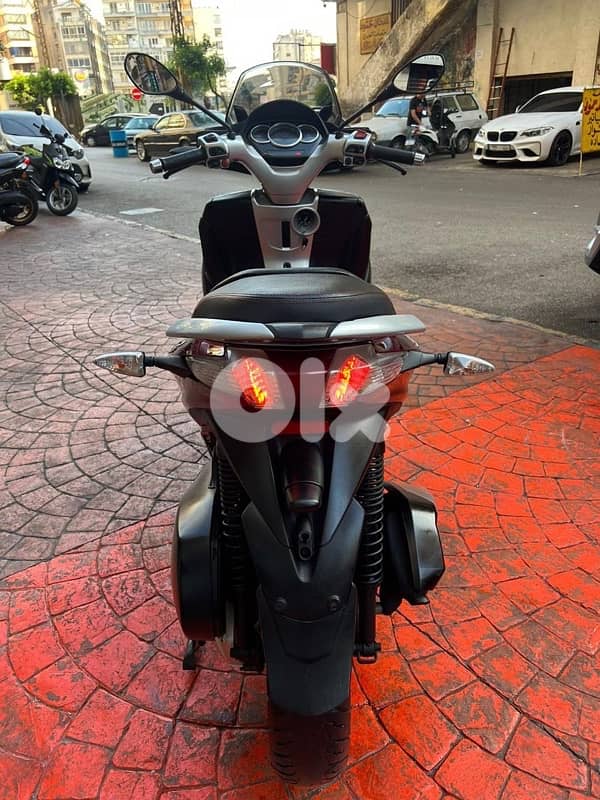 piaggio vespa Mp3 300 cc 10