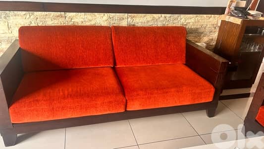 ٣ كنبايات و٢ طاولات صغار للبيع