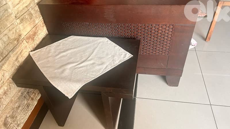 ٣ كنبايات و٢ طاولات صغار للبيع 3