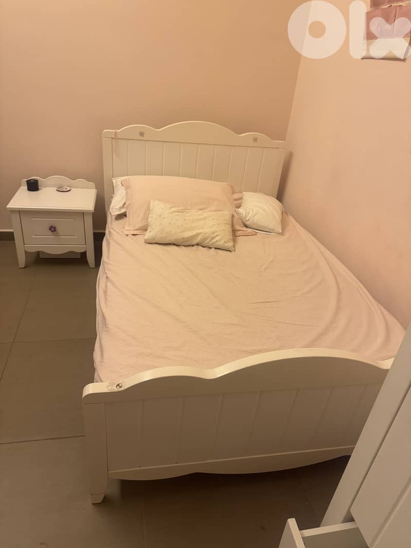 Bed + table side + mattress 0