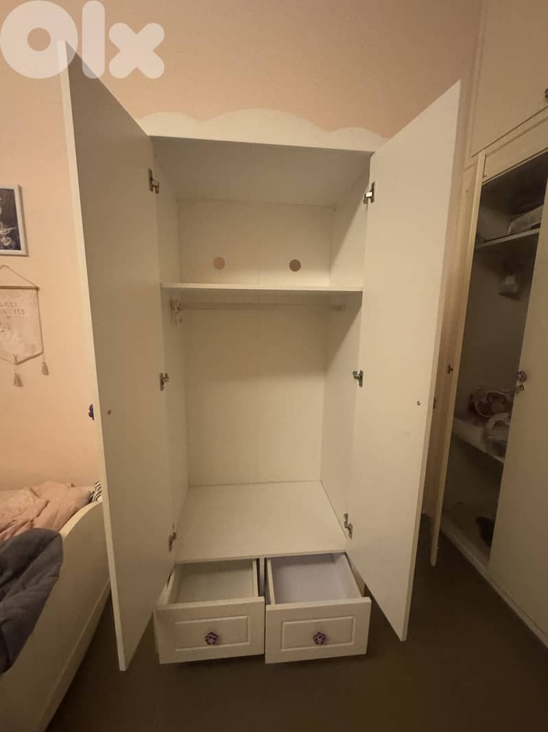 Cabinet 1