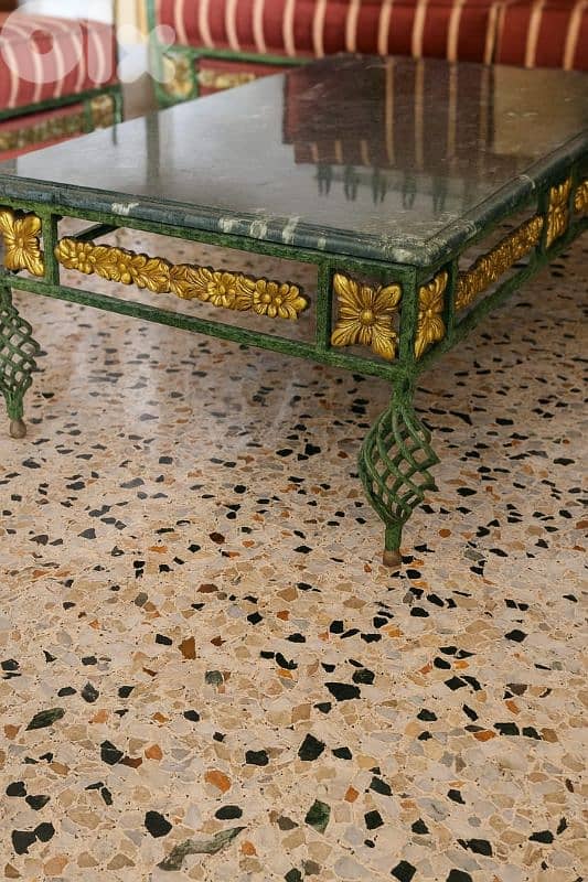 للبيع: طاولة صالون رخام مع حديد فورفوجي أنتيكا 0